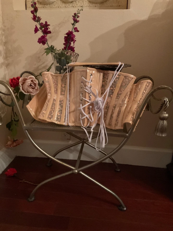 Corsé Mystic City en rubor y brocado floral deshuesado Foto 1 de 4