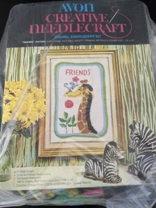 Vintage Avon Creative Needlecraft Crewel Stickpackung "Friends" Giraffe - Bild 1 von 5