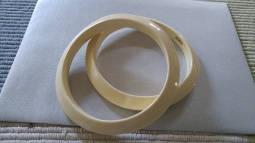 OFF WHITE Vintage LOTTO 2 coppia braccialetto Monet abbinato bianco sporco panna asimmetrico