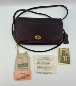 Borsa a tracolla vintage anni 70 80 Coach NYC Early Dinky pochette bordeaux rosso-marrone - Foto 1 di 15