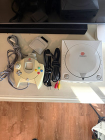 SEGA Dreamcast White Home Console Bundle w/ Controller, Memory Unit, AV Cables