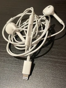 Genuine Apple Wired Headphones for iPhone 7/8/X/11/12/13/14 - Picture 1 of 2