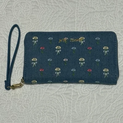 Cartera de muñeca Betsey Johnson floral denim con cremallera alrededor Foto 1 de 4