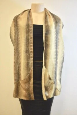 Mantón bufanda largo con cuentas estampado animal marrón de seda de diseñador de gasa a la venta Foto 1 de 4