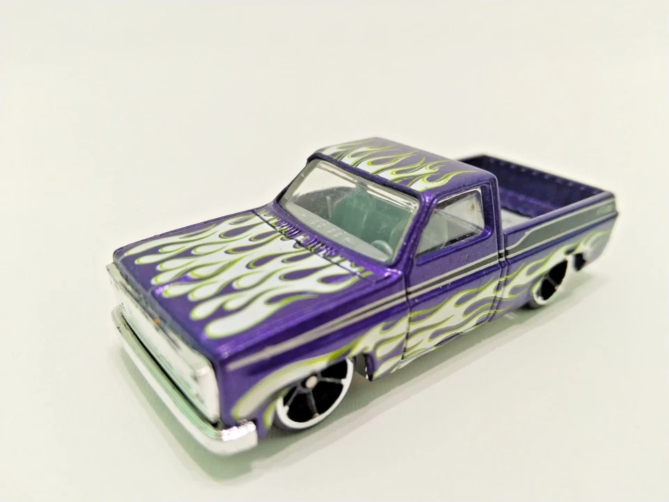 Hot Wheels 2013 '83 Chevy Silverado Purple Flames LOOSE - Immagine 1 di 4