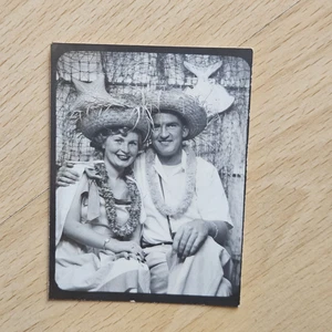VINTAGE 1940'S PHOTO OF HANDSOME COUPLE IN LUAU TIKI HAWAIIAN THEME ARCADE BOOTH - Picture 1 of 2