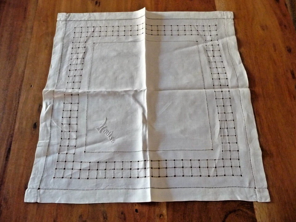 Linge ancien Mouchoir soie beige  avec  broderies de jours et LOUISE - Photo 1/4