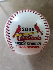 Von Bud Selig / Craig Paguette signierter Baseball St Louis Cardinals Stadionball - Bild 1 von 5