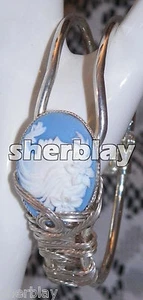 Lovely Blue & White Cameo Hinged Bangle Bracelet Silvertone EX Condition - Picture 1 of 1