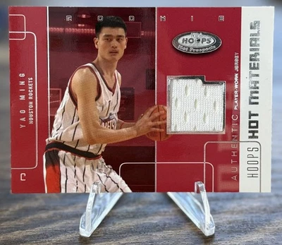 Camiseta 2002 Hoops Hot Prospects YAO MING Rookie autêntica usada por jogador RC Rockets - Imagem 1 de 3