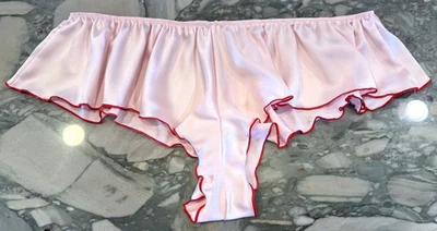 全新 Victoria Secret 非常性感缎面飘动 Cheeky Shortie 粉红色 KISS ME Trim XXL — 第 1/3 张图片