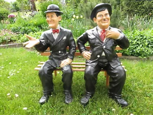 Dick & Doof auf der Bank ca 70 cm Garten Deko Figur Dick & Doof schwarz - Bild 1 von 4