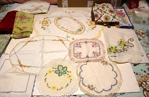 Vintage Mixed Lot Aprons Multi size table covers / runners linen napkins & more - Imagen 1 de 7