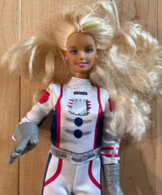 Muñeca Barbie rubia 1999 con traje de astronauta 65 aniversario Foto 1 de 4