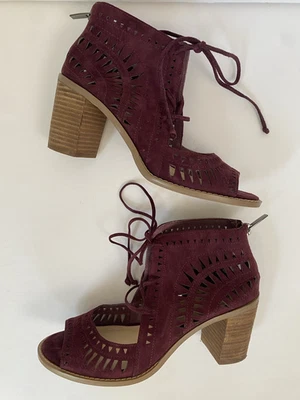 Vince Camuto 7M Tarita Peep Toe Bootie Heel Laser Cut Burgundy Suede Zip Lace Up - Image 1 of 4