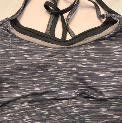 Sujetador deportivo Zyia Active con tiras para mujer talla pequeña acolchado gris entrenamiento gymcore Foto 1 de 4