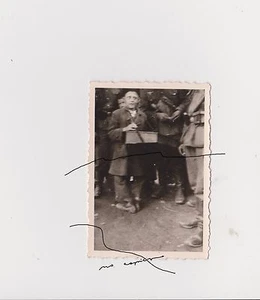 Holocausto. Foto original WWII Boy vendedor ambulante oferta cigarrillo a soldado  - Imagen 1 de 2