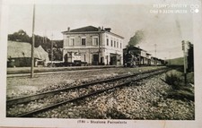 Itri Interno stazione ferroviaria con treno