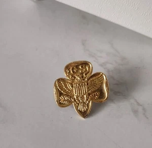 Girl Scouts 1960s Trefoil Pin Pinback Bald Eagle Shield Gold Tone Membership VTG - Picture 1 of 6