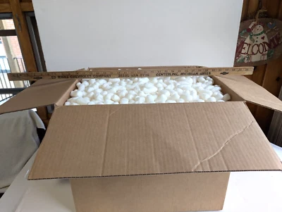 EMBALAJE - CACAHUETES BLANCOS - BIODEGRADABLE - ANTIESTÁTICO - 19,04 GALONES / 4,33 PIES CÚBICOS Foto 1 de 4