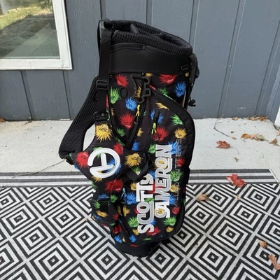 Bolso de pie Scotty Cameron Agave Man exclusivo estampado Pathfinder 2025 en mano Foto 1 de 4