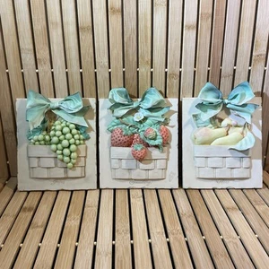 "Juego de 3 placas colgantes de pared MUD PIE 1999 fresa uvas peras 6,5 x 5,5"" de colección" - Imagen 1 de 17