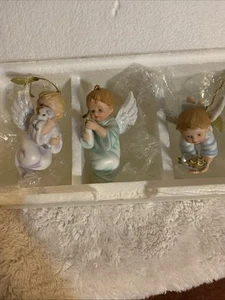 Erbstück Ornamente von Ashton Drake Engel "Geschenk von oben" 3 Engel Babys Anhänger - Bild 1 von 7