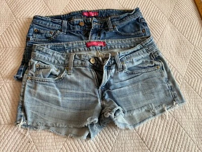 2 pares de pantalones cortos Levi's 524 azul de mezclilla para mujer dobladillo crudo desgastado talla 27 Foto 1 de 4