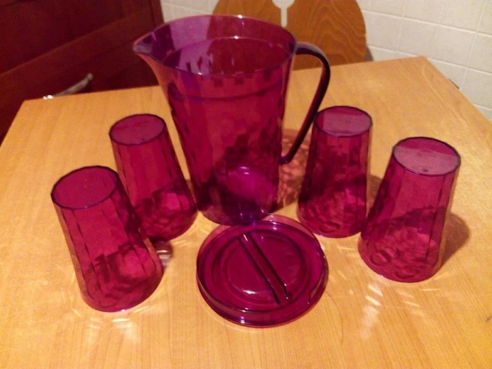 TUPPERWARE CARAFFA DA 2 L CON COPERCHIO +  4 BICCHIERI LINEA PRISMA COLORE VIOLA - Immagine 1 di 1