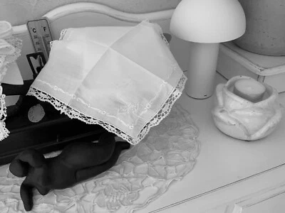 Linge Ancien Mouchoir  Ou Napperon De Mariage Brodé Et Dentelle Initiales JM - Photo 1/4