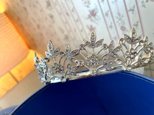 Strass Diadem in dekorativer Box - Bild 1 von 9