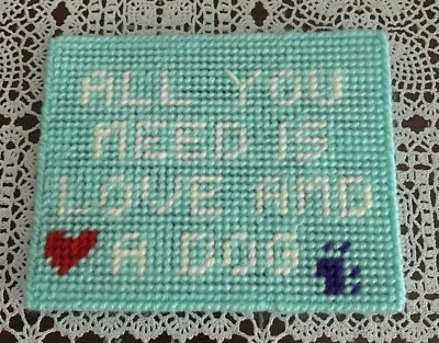 Letrero de punta de aguja hecho a mano todo lo que necesitas es amor y un perro canino amante artículo de regalo  Foto 1 de 3