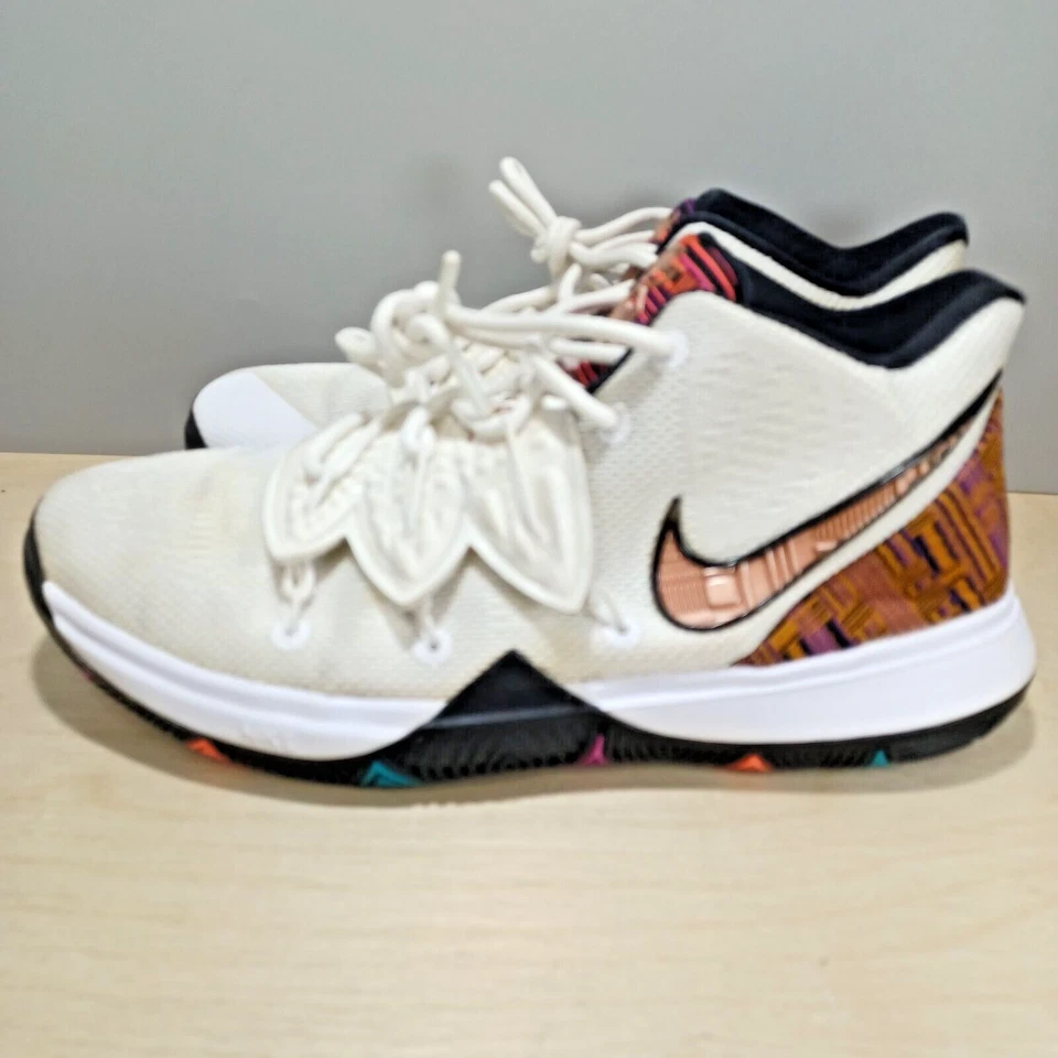 NIKE KYRIE 5 BHM ДЕТСКИЙ РАЗМЕР 6,5Y МОЛОДЕЖЬ C17894 100 МНОГОЦВЕТНЫЙ - Изображение 1 из 1