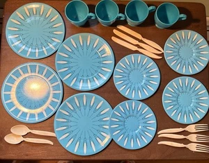 Vintage Tin Lithographed Wheat Burst Plates & Cups Toy Kitchen Set 20 Pieces - Picture 1 of 2