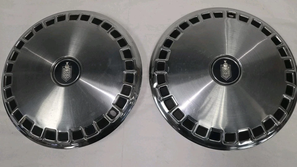 Juego de 2 tapacubos de acero inoxidable Chevrolet Monte Carlo 1976-77 15 pulgadas OEM GM Foto 1 de 4