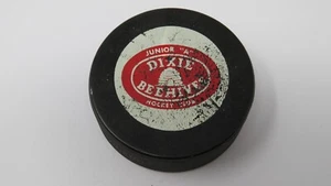 De colección Dixie Beehives Juego Usado OHA Oficial Virrey Hockey Puck Ontario Canadá - Imagen 1 de 2