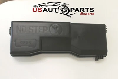 Genuine Isuzu Cover Relay & Fuse Box For NPR NPR-HD NRR NQR 4BD2 4HE1 5.7 95-07 - Image 1 of 4