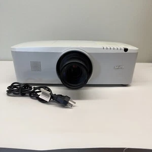 SANYO PLC-WM5500 5500 LUMEN WXGA LCD HOME THEATER PROJECTOR 164 Lamp Hours - Afbeelding 1 van 3