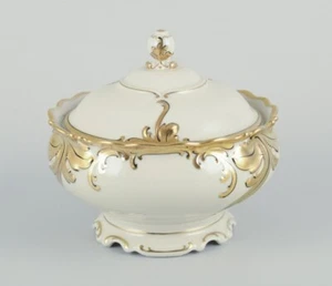 KPM Berlin, “Friederike” soup tureen in cream porcelain with gold decoration. - Picture 1 of 8