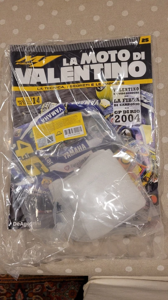 La moto di Valentino Rossi YZR M1 1:4 25° uscita DeAgostini - Immagine 1 di 1