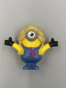 2019 McDonald's Happy Meals Toys Rise of the Gru #2 Minion Figur 2” Peace Sign - Bild 1 von 4