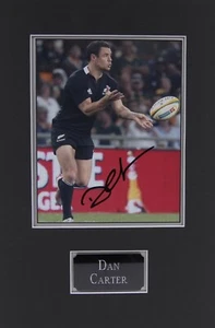 Dan CARTER Signed & Mounted 10x8 Photo 1 +RD COA New Zealand All Blacks Rugby - Imagen 1 de 1