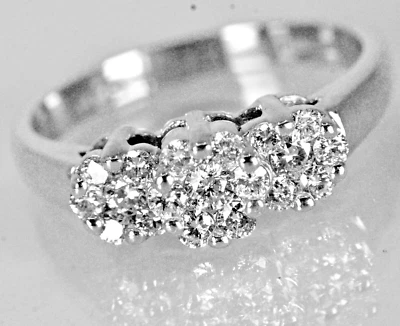 Anillo llamativo con racimo de diamantes de corte redondo de 0,55 quilates de oro blanco de 14 k talla 7,25 Foto 1 de 4