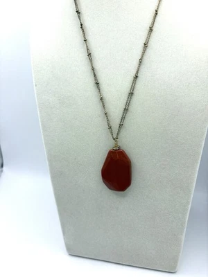 Collar colgante de doble cadena en tono dorado con jaspe rojo de Coldwater Creek Foto 1 de 4