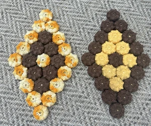 Lotto di 2 copribottiglie vintage fatte a mano all'uncinetto hot pad multicolore - Foto 1 di 8