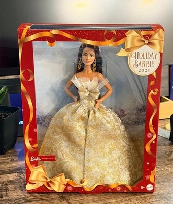 Barbie de vacaciones 2025 cabello castaño oscuro muñeca de moda con vestido dorado Foto 1 de 4