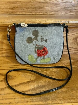 Cartera Bandolera MICKEY Parques Disney Auténtica Lentejuelas Roja Cremallera Bolsillo Interior Difícil de Encontrar Foto 1 de 4