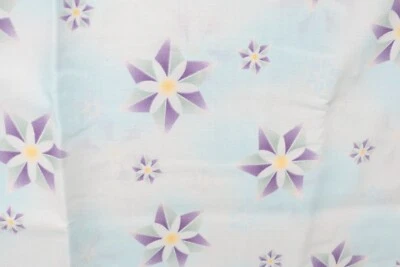 36 x 44 дюйма Arctic Kiss от Lecien фиолетово-зеленые цветы в форме вертушки на синем - Изображение 1 из 4