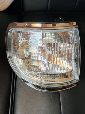 Toyota Land Cruiser FJ/FZJ/HZJ LAMP ASSY, PARKING & CLEARANCE, LH & RH, NEW - Image 1 of 4