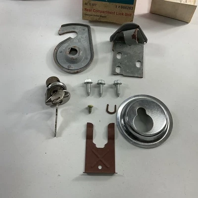 Cerradura de compartimento trasero Impala Catalina 1965-70 con llave 986263 p6 NOS Foto 1 de 4